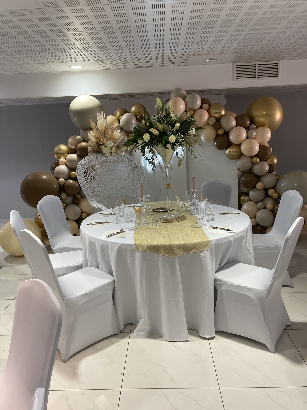 Salle de réception décorée pour un mariage aux Salons de Luca